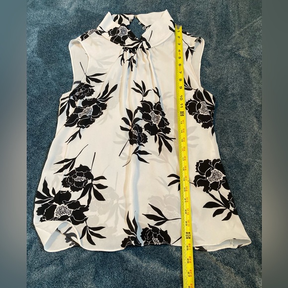 Vince Camuto White and Black Floral Sleeveless Blouse - Picture 4 of 5
